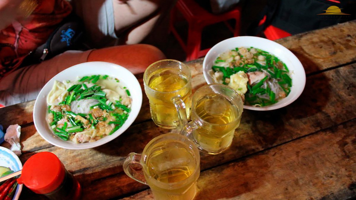 Типичный обед во вьетнамском кафе