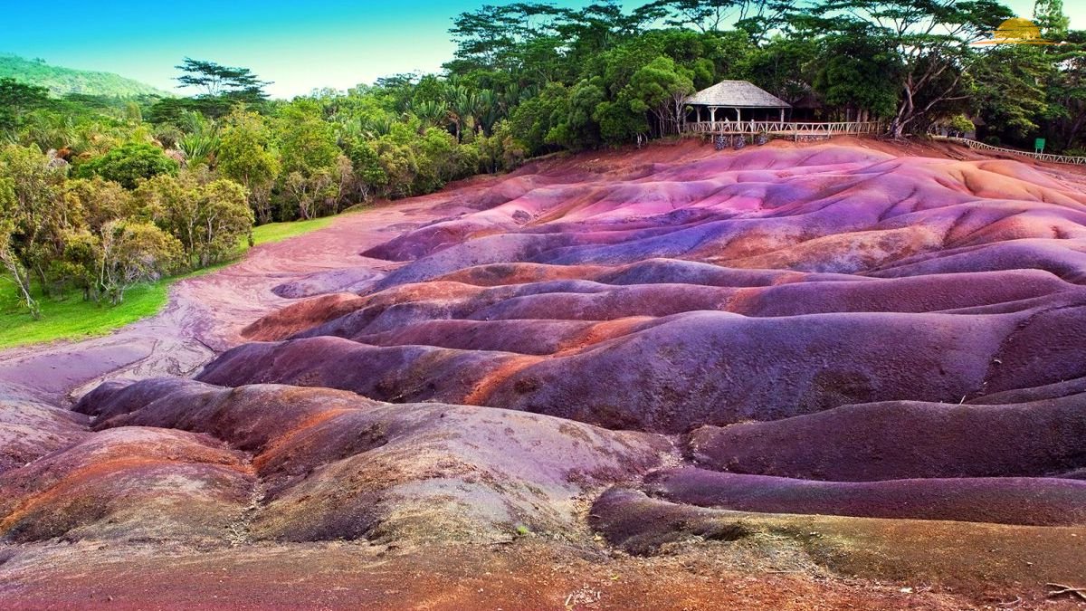 Цветная земля Chamarel насчитывающая 23 цвета