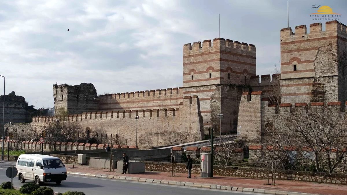 Стены Константинополя служили обороной от вражеских войск