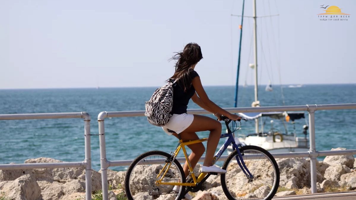 Вдоль всего пляжа и до самого города Пальма идет велосипедная дорожка с двухсторонним движением