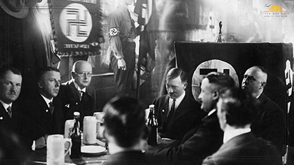 первое собрание Национал-социалистической немецкой рабочей партии под руководством Адольфа Гитлера