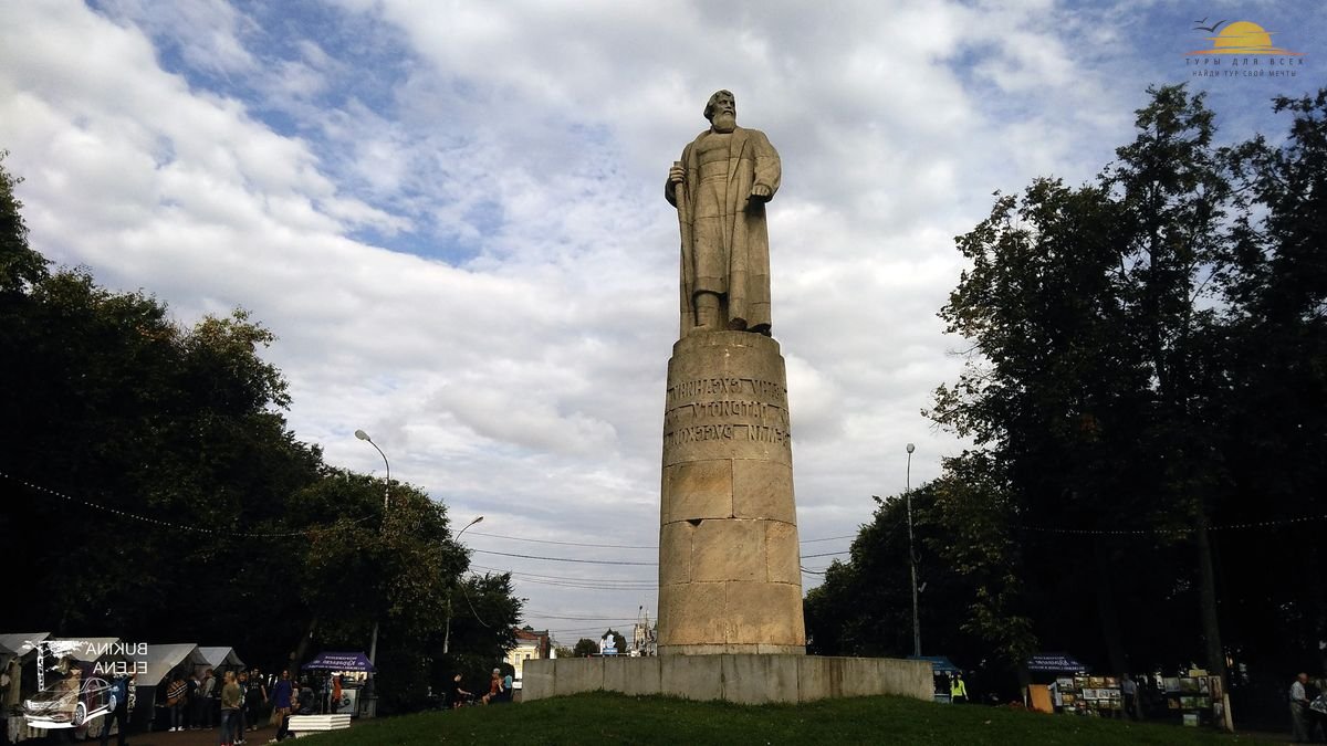 Памятник Ивану Сусанину в Костроме