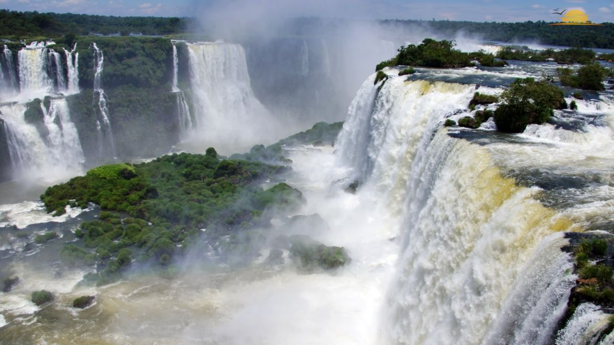 Водопад Гуайра на границе между Парагваем и Бразилией